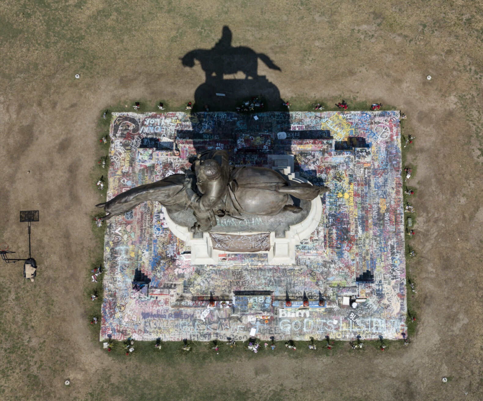 Aerial photo of Robert E. Lee statue on Monument Avenue